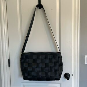 Harvey’s Original Seatbelt bag - black messengerr w/feet